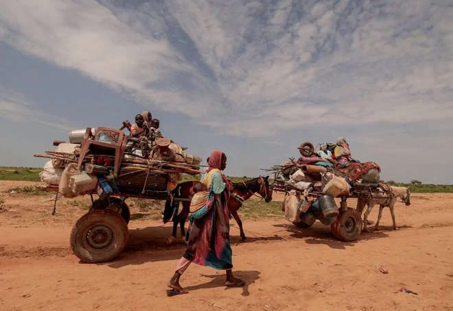 Begunci bežijo po presušeni deželi. Prizor bi lahko bil iz kateregakoli dela Sahela, čeprav je ta z meje med sudansko pokrajino Darfur in Čadom. FOTO: Zohra Bensemra/Reuters