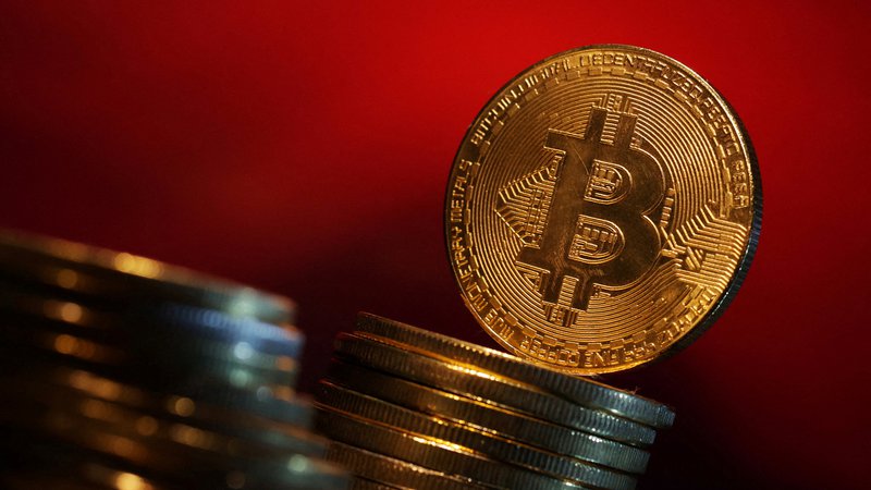 Fotografija: Vrednost bitcoina je minuli teden presegla 63.000 dolarjev FOTO: Dado Ruvić/Reuters
