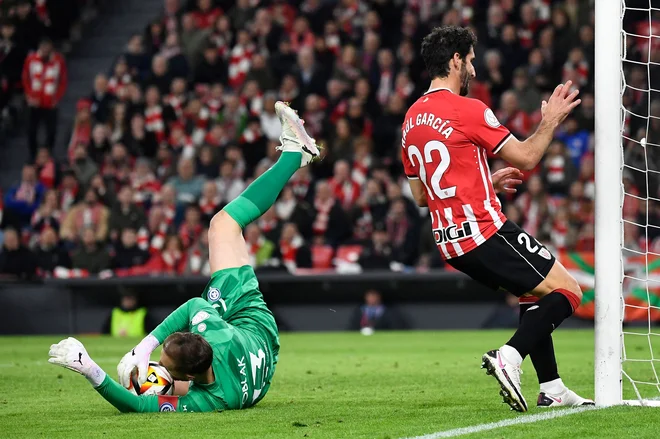 Jan Oblak ni mogel preprečiti visokega poraza v Bilbau, že ob polčasu je prejel dva gola. FOTO: Ander Gillenea/AFP