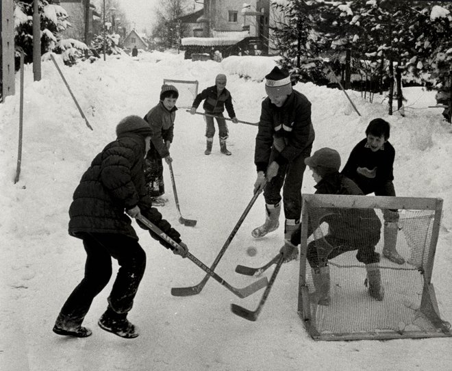 Ulični hokej v Kranju leta 1986 FOTO Dokumentacija Dela