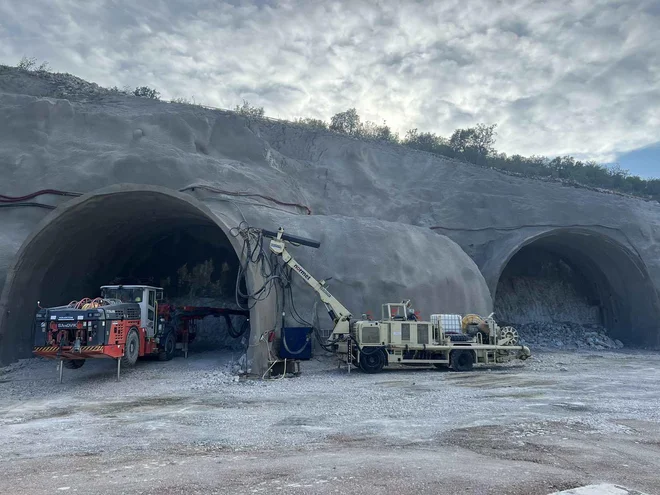 Skoraj deset kilometrov dolga obvoznica Novi Vinodolski je večinoma del trase nove avtoceste med mostom za otok Krk, Senjem in Žuto Lokvo. FOTO: Kolektor CPG
