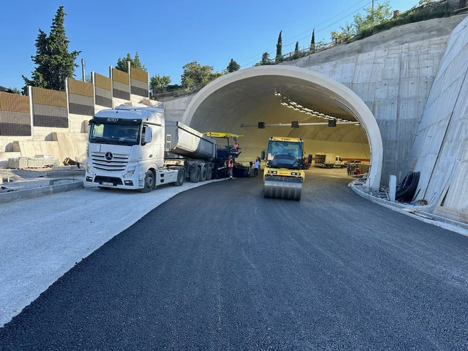 Kolektor je lani zaključil gradnjo državne ceste, ki povezuje pristanišče Reka z obvoznico in razcepom Škurinje. Velja za najdražjo cesto na Hrvaškem. FOTO: Kolektor CPG