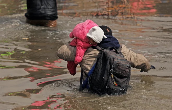 Migranti poskušajo prečkati reko Rio Grande iz mesta Ciudad Juarez v mehišk izvezni državi Chihuahua v Mehiki. Predsednik ZDA Joe Biden in nekdanji predsednik Donald Trump sta danes obiskala mejo med ZDA in Mehiko v Teksasu, in sicer v mestih Brownsville oziroma Eagle Pass. Foto: Herika Martinez/Afp