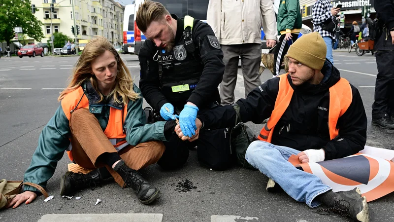 Aktivisti Zadnje generacije so napovedali konec blokad prometa z lepljenjem na ceste. FOTO: John Macdougall/AFP