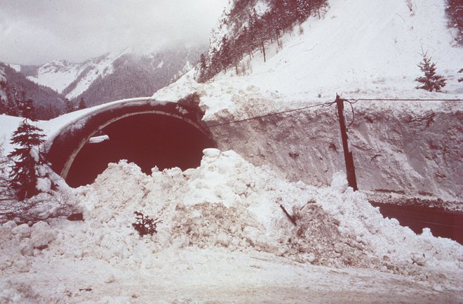 Begunjski snežni plaz je zasul regionalno cesto med Tržičem in Ljubeljem pozimi 1984. FOTO Dokumentacija Dela