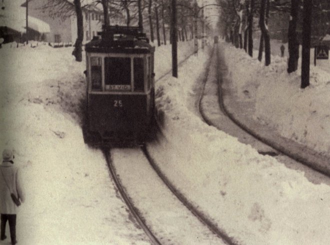 Tramvaj v globokem snegu pozimi leta 1952 v Ljubljani FOTO. Arhiv Zgodovinskega arhiva Ljubljana