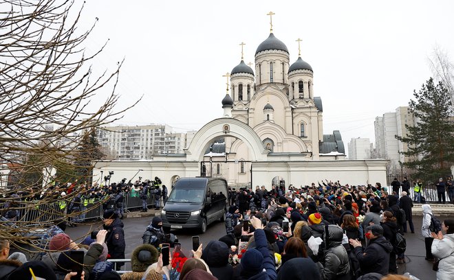 Množica privržencev pokojnega Alekseja Navalnega pred cerkvijo, kjer se je opoldne začela pogrebna slovesnost. FOTO: Reuters