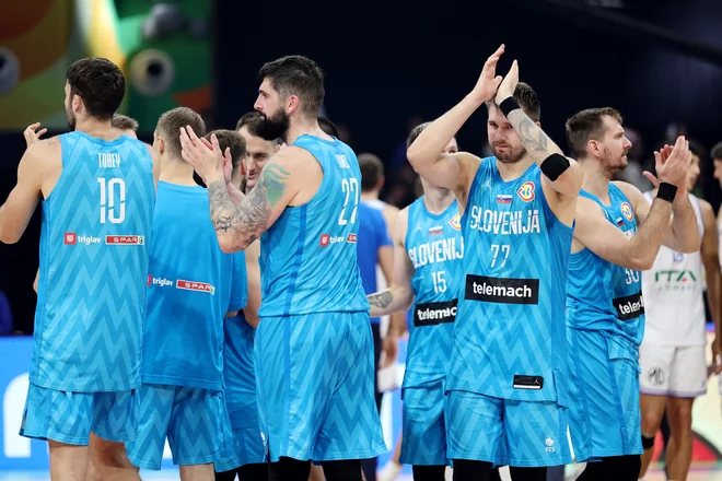 Luka Dončić in soigralci ostajajo 11. na svetu. FOTO: Eloisa Lopez/Reuters