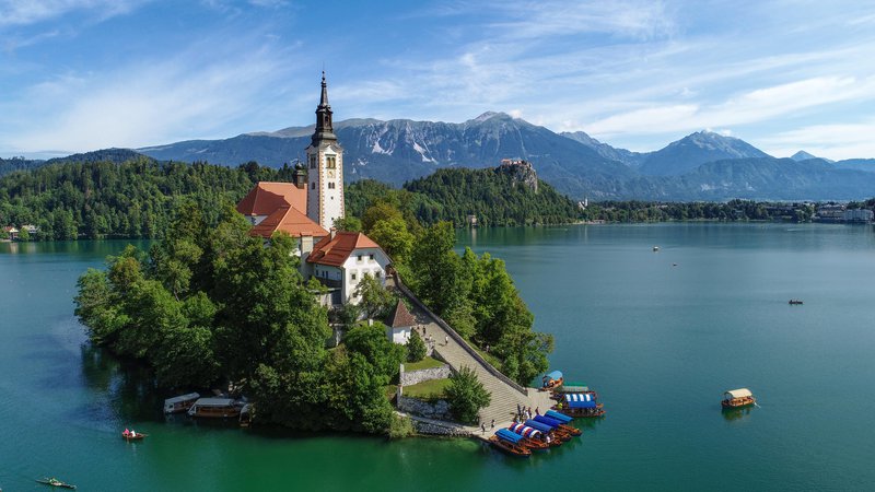 Fotografija: Blejski otok je bil kot naravna vrednota in kulturnozgodovinski spomenik v Sloveniji zavarovan že od leta 1949, leta 1999 pa je bil razglašen za kulturni spomenik državnega pomena. FOTO:  Promocijsko gradivo