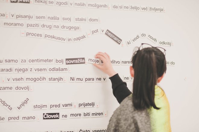 V Cukrarni bo zaživela interaktivna instalacija Napiši svojo Fabulo!, ki v obliki magnetne stene omogoča igro z besedami, pri kateri obiskovalci sestavijo svoj literarni nokturno. FOTO: Nina Pernat