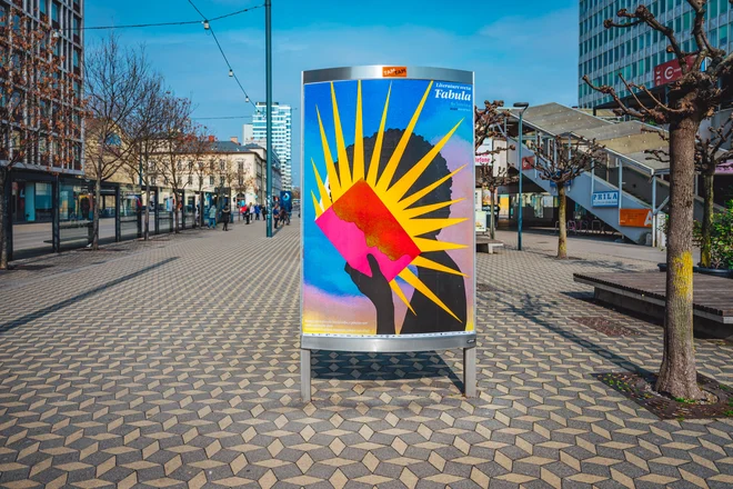 Trg Ajdovščina vsako leto krasi Fabulina ulična razstava ilustracij z naslovnic žepnic, letošnje je pripravila Tereza Prepadnik. FOTO: Nina Pernat