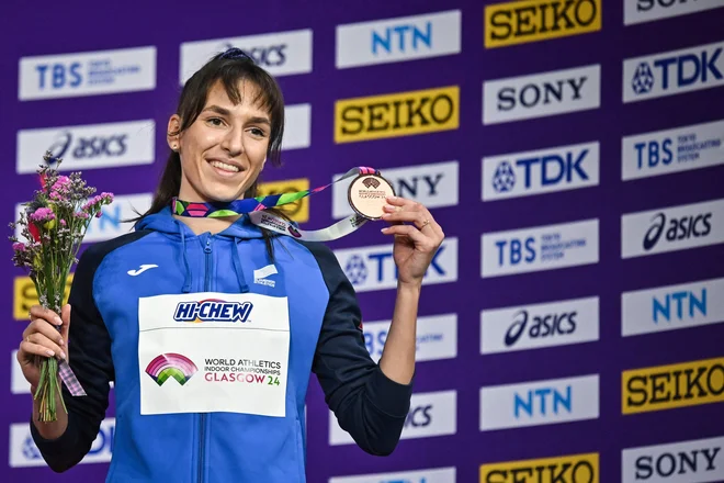 Lia Apostolovski ni skrivala navdušenja po osvojitvi bronaste kolajne. FOTO: Ben Stansall/AFP