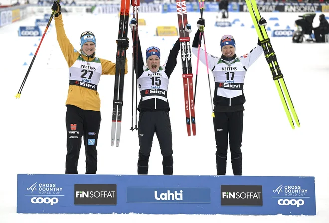 Finski zvezdnici Kristi Pärmäkoski (na sredini) sta družbo na odru za najboljše delali drugouvrščena Nemka Victoria Carl (levo) in tretjeuvrščena rojakinja Kerttu Niskanen (desno). FOTO: Vesa Moilanen/AFP