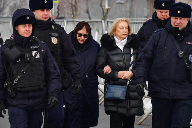 Grob je danes v spremstvu matere pokojnika Ljudmile Navalne obiskala tudi Ala Abrosimova, mati vdove Julije Navalne. FOTO: Olga Maltseva/Afp