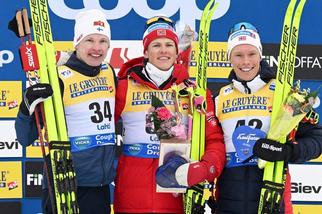Med moškimi je zmagal Norvežan Johannes Hosflot Klaebo (na sredini). Drugi je bil Finec Iivo Niskanen (levo), tretji pa Klaebojev rojak Martin Loewstroem Nyenget (desno). FOTO: Jussi Nukari/AFP