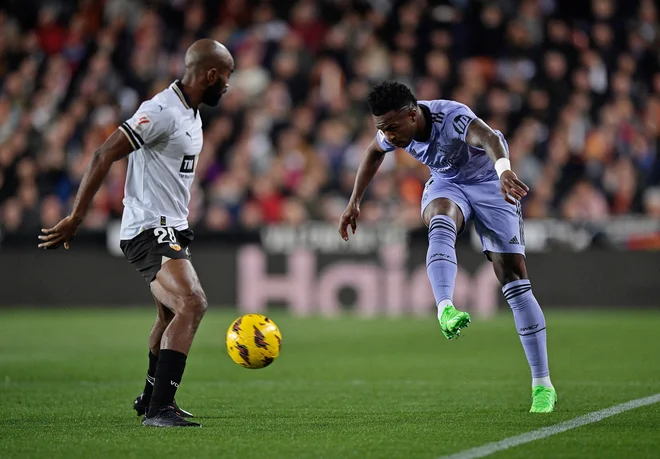 Vinicius Junior (desno) je rešil madridski Real. FOTO: Pablo Morano/Reuters