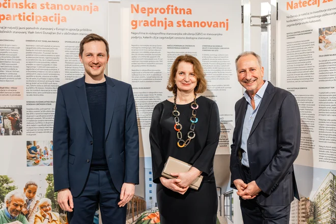 Odprtje razstave v Muzeju novejše zgodovine Celje so pospremili avstrijska veleposlanica Elisabeth Ellison-Kramer, avtor razstave Christian Schantl iz družbe Wiener Wohnung (desno) in celjski župan Matija Kovač. FOTO: Robi Valenti