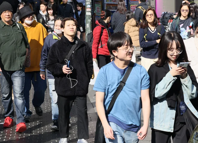 Število rojstev na Japonskem upada že osem let zaporedoma, lani pa je bilo zmanjšanje celo rekordno. FOTO: Reuters