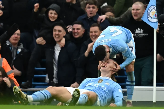 Erling Haaland in Phil Foden sta se upravičeno veselila visoke zmage v mestnem derbiju. FOTO: Paul Ellis/AFP