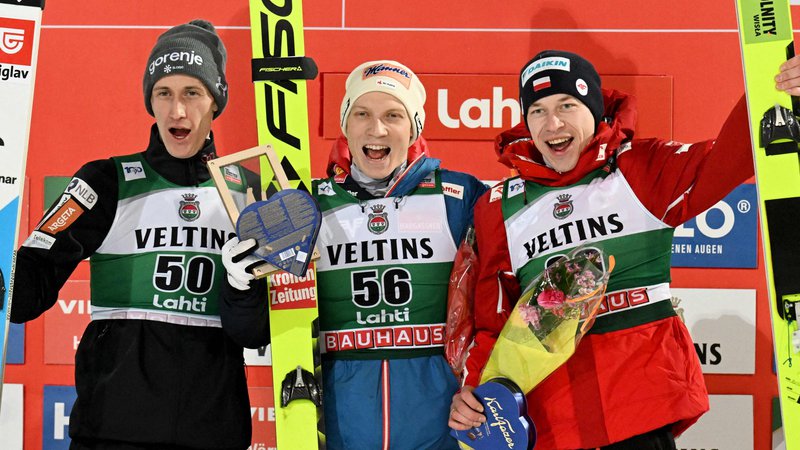Fotografija: Peter Prevc (levo) je moral včeraj v Lahtiju priznati premoč le Avstrijcu Janu Hörlu (na sredini). Poljak Aleksander Zniszczol (desno) se je s 3. mestom prvič zavihtel na zmagovalni oder. FOTO: Jussi Nukari/AFP