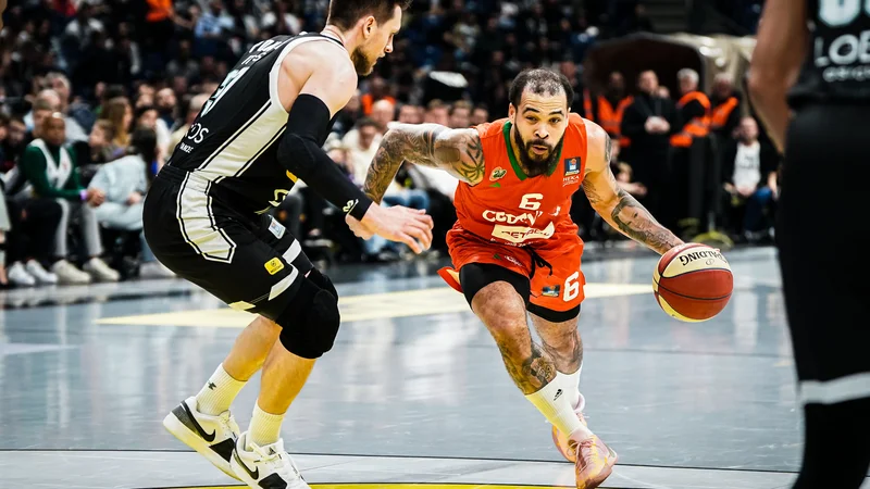 Justin Cobbs je v eni od akcij takole prodrl pod koš Partizana. FOTO: Liga Aba