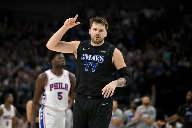 Luka Dončić je takole proslavil eno od uspešno zadetih trojk. FOTO: Jerome Miron/Usa Today Sports