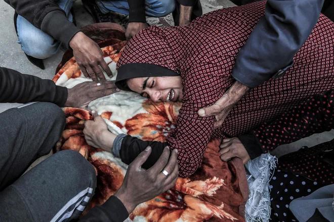 Kako poimenovati to, kar zaobide, kar presega eksplicitno in nasilno? Kako najti besedo, zmožno zajeti tolikšno zlo? FOTO: AFP