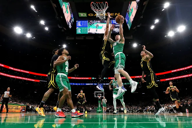 Košarkarji Bostona neustavljivo jurišajo proti št. 1 v ligi NBA, potem ko so kot za šalo opravili s tekmeci, ki so jih pred dvema letoma ugrančli v finalu. FOTO:  Maddie Meyer/Getty Images Via AFP