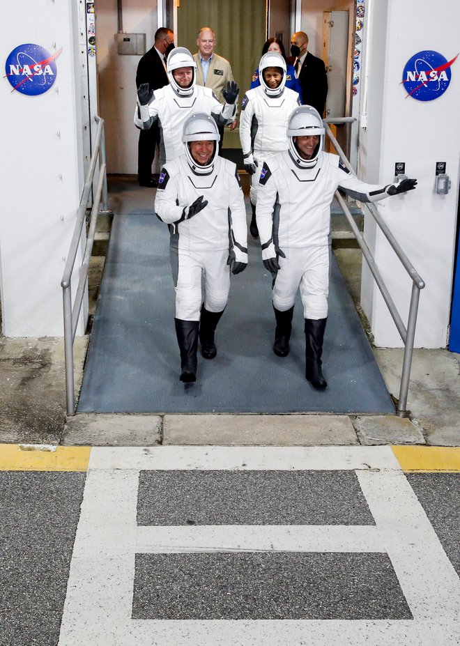 Astronavti bodo na postaji pol leta. FOTO: Joe Skipper/Reuters