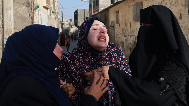 Fotografija: Rania Abu Anza, mati dvojčkov Naeema in Wissama, ki sta bila ubita v nočnem izraelskem zračnem napadu, žaluje za njuno smrtjo pred pogrebom v Rafahu na jugu Gaze 3. marca 2024, ko se konflikt med Izraelom in palestinsko militantno skupino Hamas nadaljuje. Foto: Mohammed Abed/Afp
