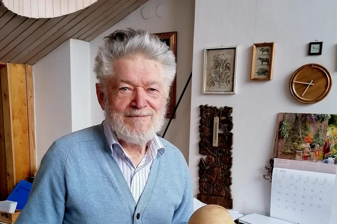 »Ko sem postal leta 1995 prvi dekan matematične fakultete, kar sem sprejel s težkim srcem, ker mi upravljanje in vodenje ne ležita najbolj, sem se vsako popoldne odpravil za Savo raziskovat, kaj tam raste, in v tistem času nabral okrog 200 novih rastlin,« pravi Anton Suhadolc. FOTO: Brane Maselj