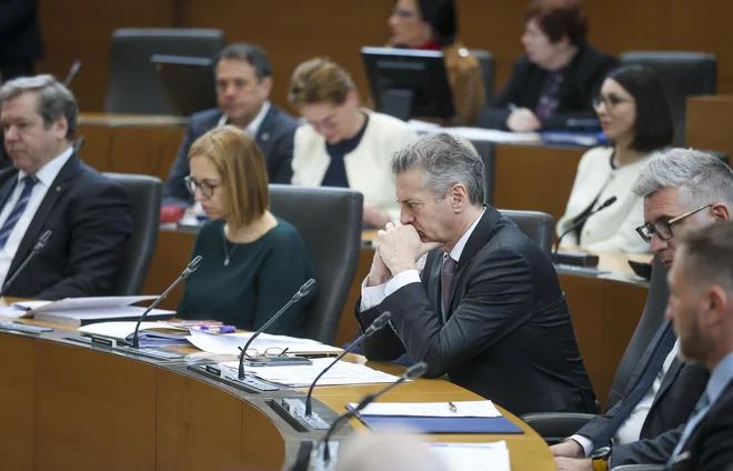 Prva in najpomembnejša dolžnost zdravstva ter države je zagotavljanje dostopa do zdravstvenih storitev in ustrezne oskrbe, opozarja predsednica republike Nataša Pirc Musar. Medtem pa predsednik vlade trdi, da agonije pacientov ne povzroča vlada. FOTO: Jože Suhadolnik
