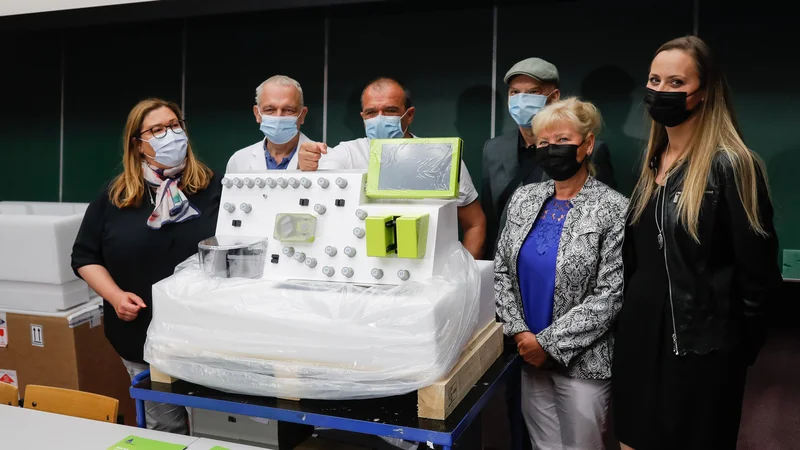 Aparati, dostavljeni leta 2021, še ne delujejo. Foto Uroš Hočevar