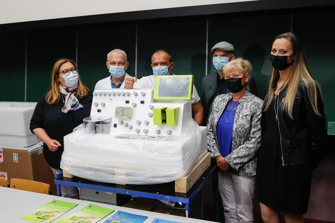 Aparati, dostavljeni leta 2021, še ne delujejo. Foto Uroš Hočevar