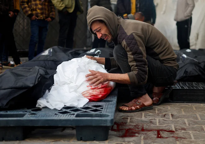 Izraelska vojska nadaljuje z neselktivnim pobijanjem Palestincev. FOTO: Mohammed Salem/Reuters