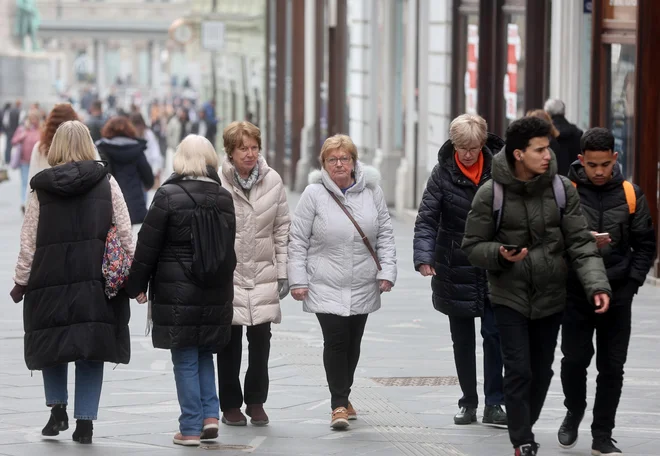 Merjeni kazalniki naj bi skupaj izkazovali širino kvalitete okolja, v katerem živijo upokojenci, in njihovo finančno blaginjo. FOTO: Blaž Samec/Delo