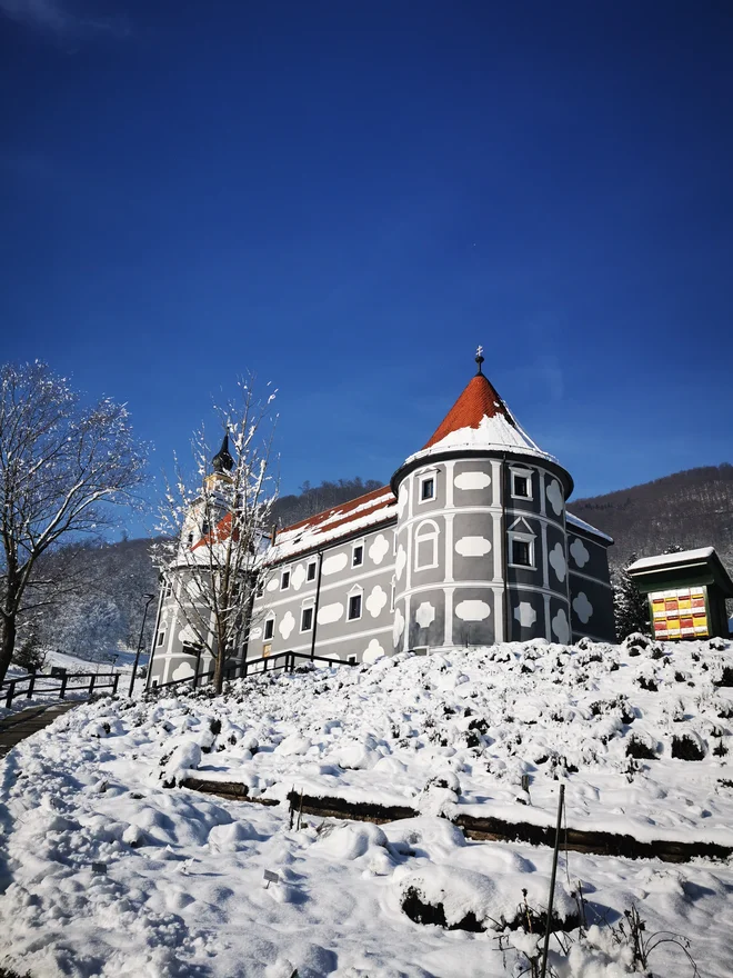 Če je bilo domačinom še pred razpadom Jugoslavije neprijetno hoditi mimo velike propadajoče stavbe z razbitimi okni, ki je delovala precej žalostno, skoraj srhljivo, je zdaj popolnoma drugače. FOTO: Beti Burger