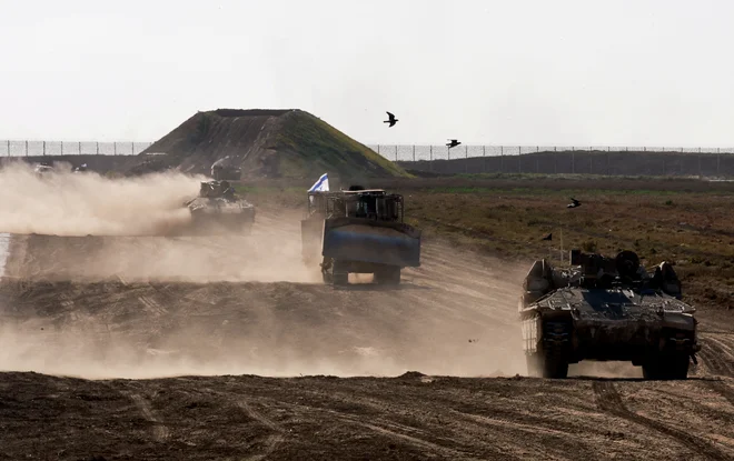 Izrael je pozvala, naj v sodelovanju z ZDA in drugimi mednarodnimi partnerji poveča dotok humanitarne pomoči v Gazo in zagotovi varno razdeljevanje pomoči. FOTO: Ammar Awad/Reuters