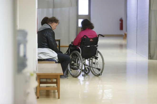 V ambulanti za voznike s posebnimi potrebami bodo še naprej obravnavali le paciente, ki so stari do 18 in nad 65 let. Fotografija je simbolična. FOTO: Leon Vidic/Delo