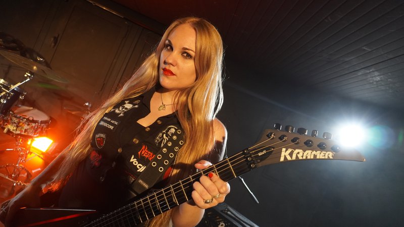 Fotografija: Prika Amaral je ustanoviteljica, pevka in kitaristka metalske zasedbe Nervosa iz São Paula. FOTO: osebni arhiv