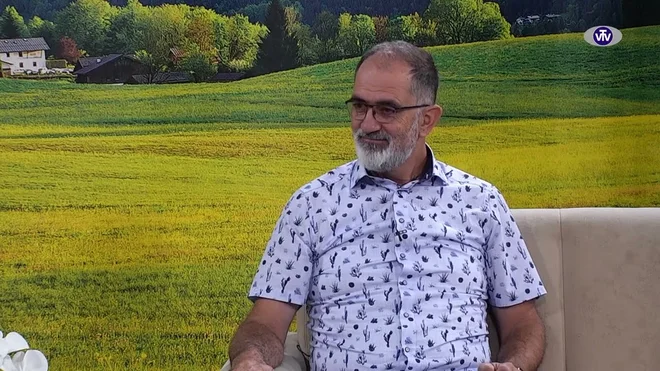 »Da bi dosegli cilj in pojedli od 250 do 400 gramov zelenjave vsak dan, se z njo preskrbimo na lokalnem trgu, pri pridelovalcih. Dobro je slediti pridelovalcem v svoji okolici, spremljati njihovo sezonsko ponudbo in jesti sezonsko značilno in sveže pridelano zelenjavo lokalnih kmetov. Tako bomo pojedli veliko vitaminov, mineralov ter drugih koristnih snovi, saj je pot od njive do krožnika, ki je od lokalnega pridelovalca, ki nam je blizu, zagotovilo za višjo kakovost zelenjave,« pravi Igor Škerbot. FOTO: osebni arhiv