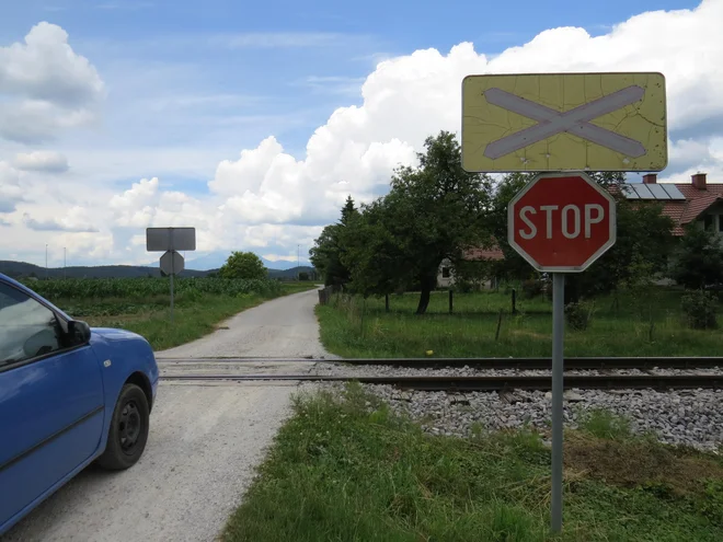 Na tem prehodu v Depali vasi se je že zgodila nesreča s smrtnim izidom. FOTO: Bojan Rajšek/Delo