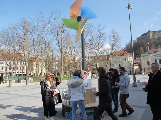 Veliko sonca in malo vetra na Kongresnem trgu, podobno kot je videti razvoj projektov obnovljivih virov energije pri nas. FOTO: Borut Tavčar/Delo