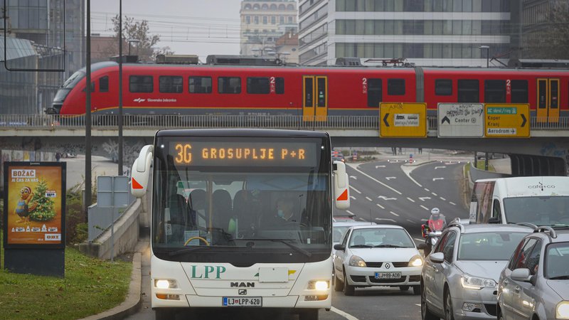 Fotografija: Zaradi del na Vilharjevi bodo mestni avtobusi vozili po spremenjeni trasi. FOTO: Jože Suhadolnik/Delo