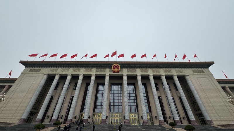 Fotografija: Xi Jinping je zapustil oder ob 10.17, glavna vrata po javni seji kongresa pa so zaprli že ob 10.48. FOTO: Aljaž Vrabec