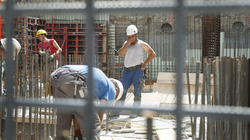 Fotografija: Gradbeni delavci sodijo med tiste, ki jih v Evropi najbolj primanjkuje. Foto Leon Vidic/Delo