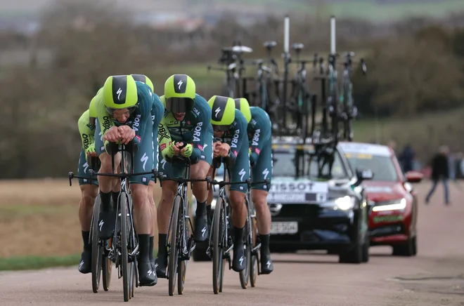 Ekipa Bora Hansgrohe na zahtevni poti do cilja. FOTO: Thomas Samson/AFP