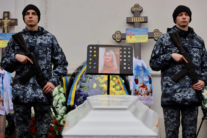 Civilni žrtvi ruskega napada z droni. FOTO: Oleksandr Gimanov/AFP