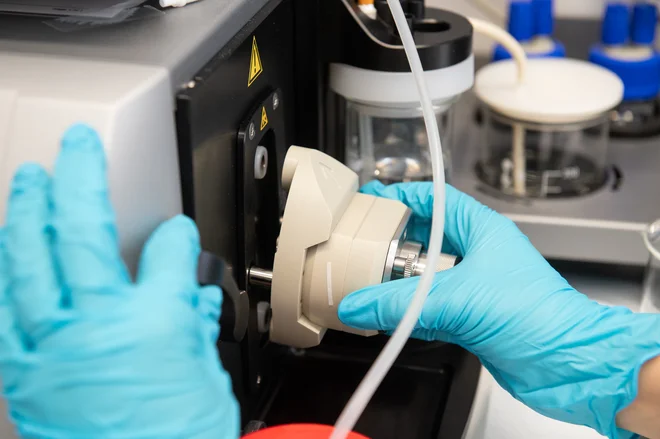Namestitev merilne celice s ploščato polimerno membrano na instrument za določitev zeta potenciala (SurPASS 3, Anton Paar GmbH). FOTO: arhiv UM