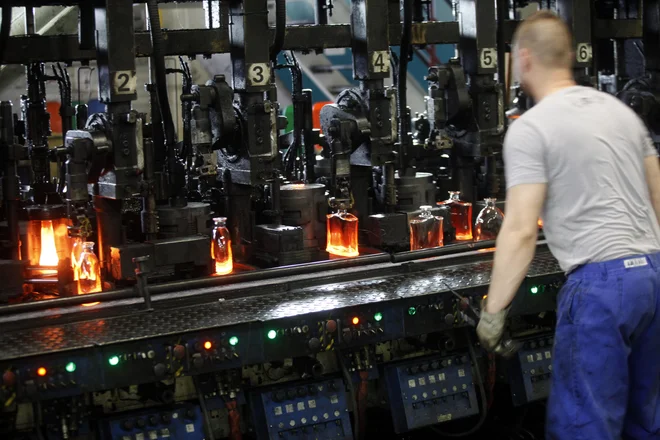Industrija se je znašla pred izzivom, kako z dražjimi energenti in kljub pomanjkanju zaposlenih narediti več in prepričati kupce. Fotografija je simbolična. FOTO: Mavric Pivk/Delo